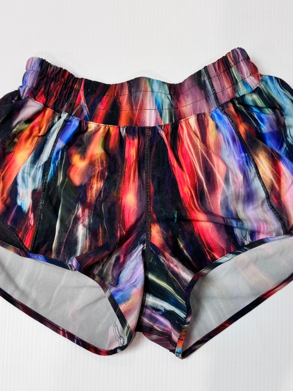 Lululemon Hotty Hot shorts in Chroma Fusion, Lined. Size 4